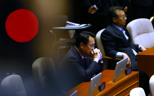 박근혜 대통령 탄핵소추안이 가결된 9일 오후 서울 여의도 국회에서 열린 제18차 본회의에서 새누리당 정진석 원내대표, 이정현 대표가 심각한 표정으로 자리에 앉아 있다. 사진공동취재단